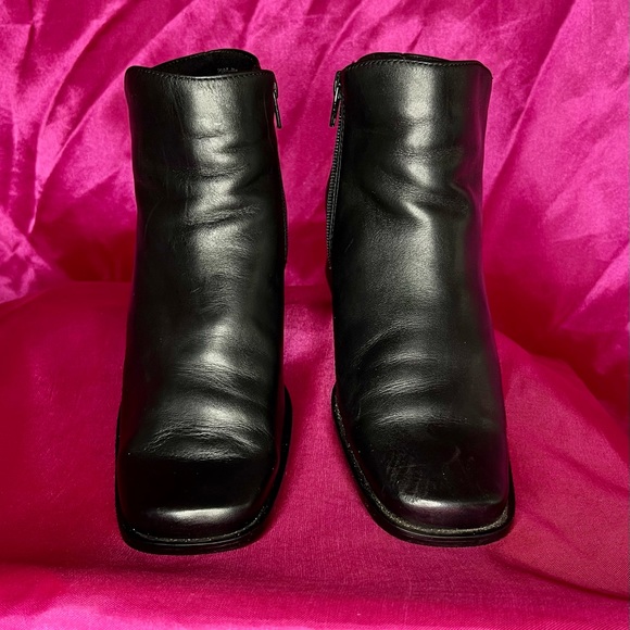 BASS 7 1/2 Wide REAL LEATHER BLACK NEVADA BOOTIES 2in Blocked Heels - Picture 5 of 13